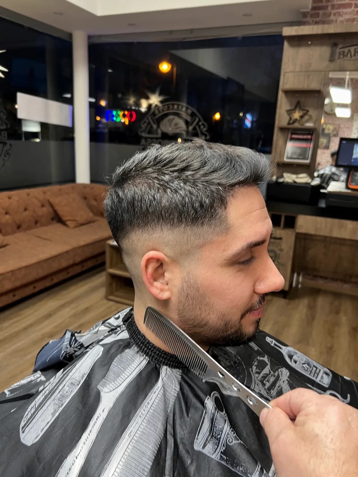 Seitliches Porträt mit Fade und Vollbart