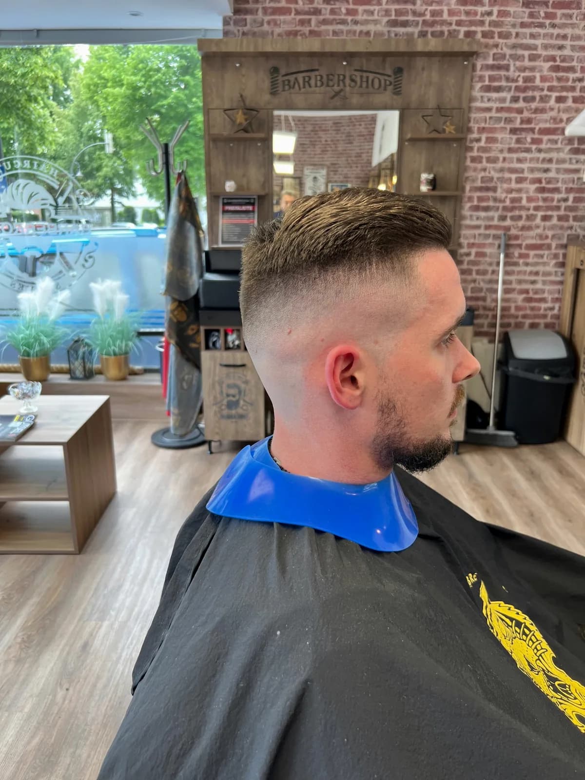 Seitliches Porträt mit präzisem Fade
