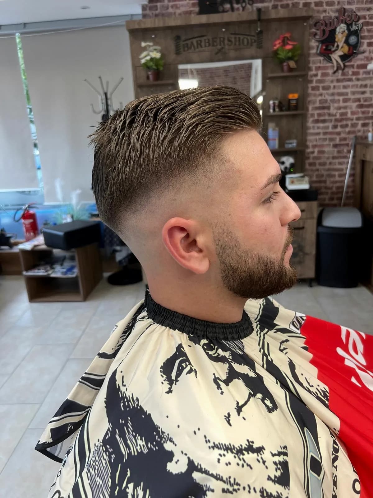 Seitliches Porträt mit modernem Fade und Bart