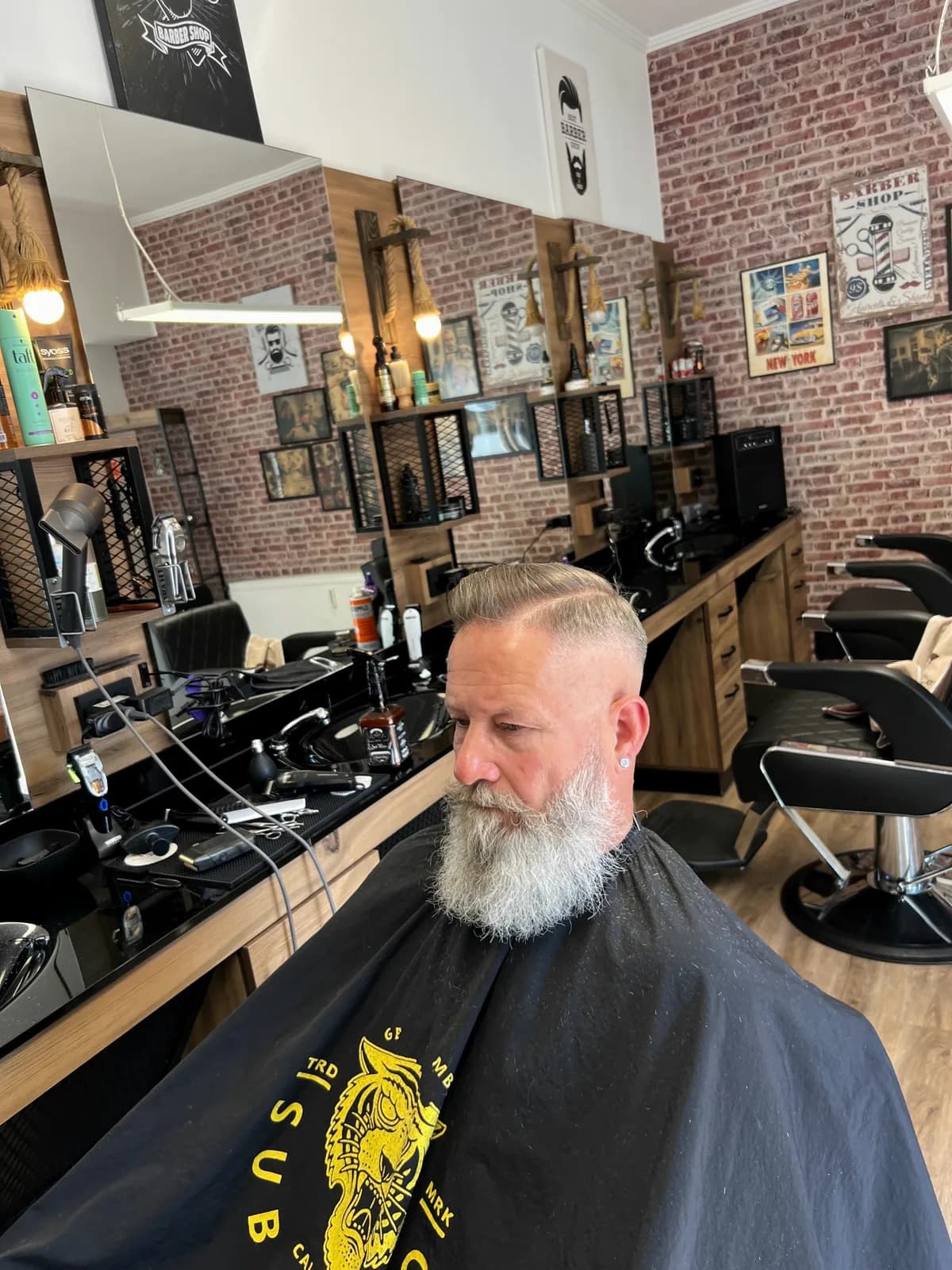 Seitliches Porträt mit grauem Bart im Salon
