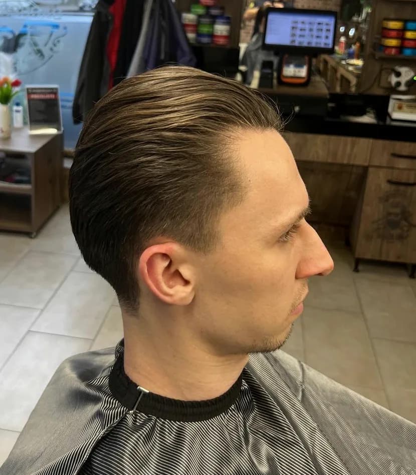 Seitliches Porträt mit zurückgelegtem klassischem Haarschnitt