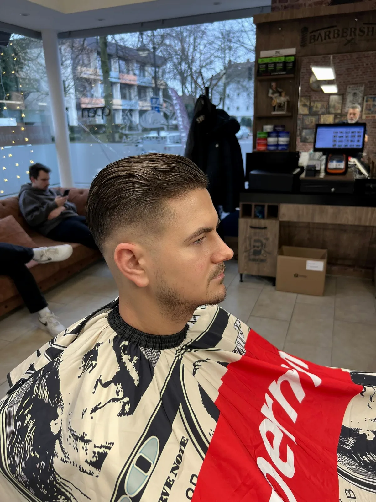 Seitliches Porträt mit klassisch gestyltem Haarschnitt im Salon